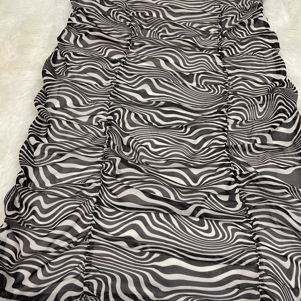 Abstract Bodycon Dress - Picture 6 of 8